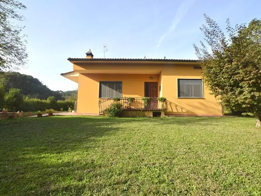 Immagine 1 di Villa in vendita  a Lucca