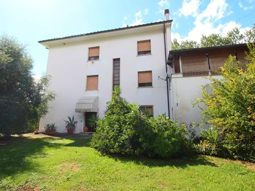 Immagine 15 di Porzione di casa in vendita  a Lucca