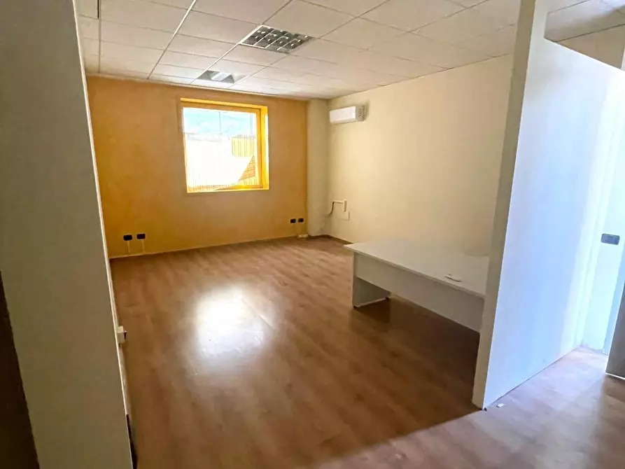 Immagine 2 di Ufficio in affitto  a Santa Croce Sull'arno