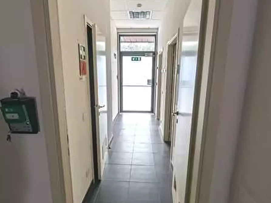 Immagine 2 di Locale commerciale in affitto  a Camaiore