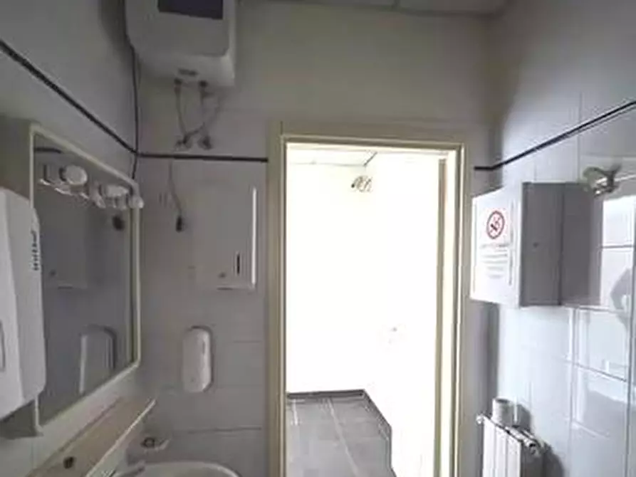 Immagine 4 di Locale commerciale in affitto  a Camaiore