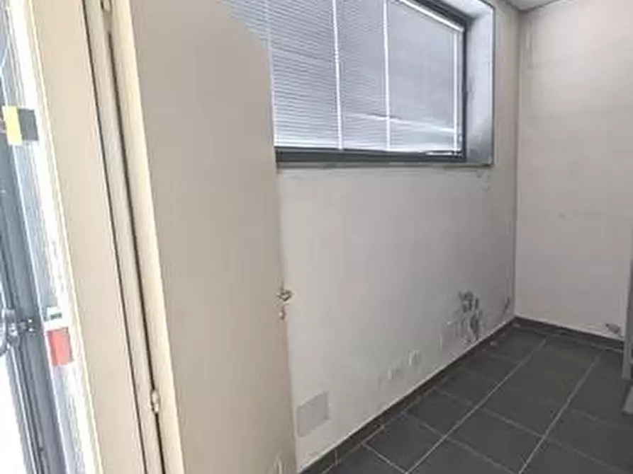 Immagine 3 di Locale commerciale in affitto  a Camaiore