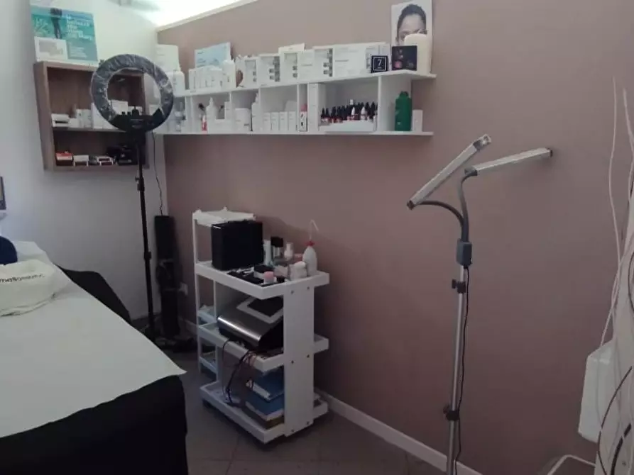 Immagine 20 di Attività commerciale in vendita  a Lucca