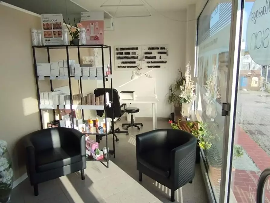 Immagine 25 di Attività commerciale in vendita  a Lucca