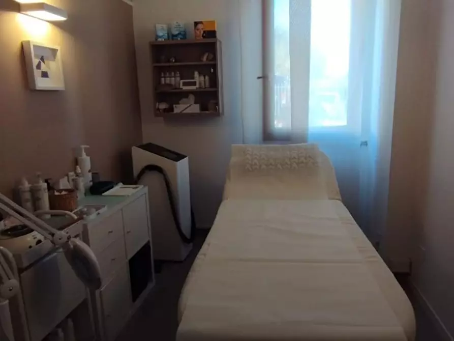 Immagine 22 di Attività commerciale in vendita  a Lucca