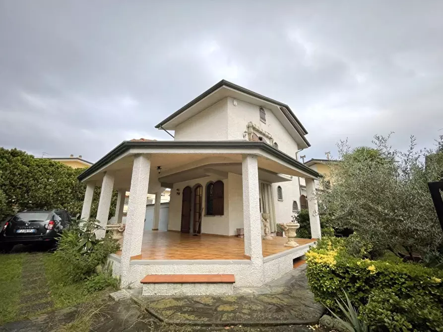 Immagine 49 di Casa indipendente in vendita  a Viareggio