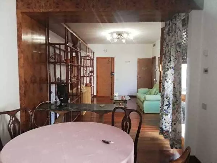 Immagine 2 di Appartamento in vendita  a Viareggio