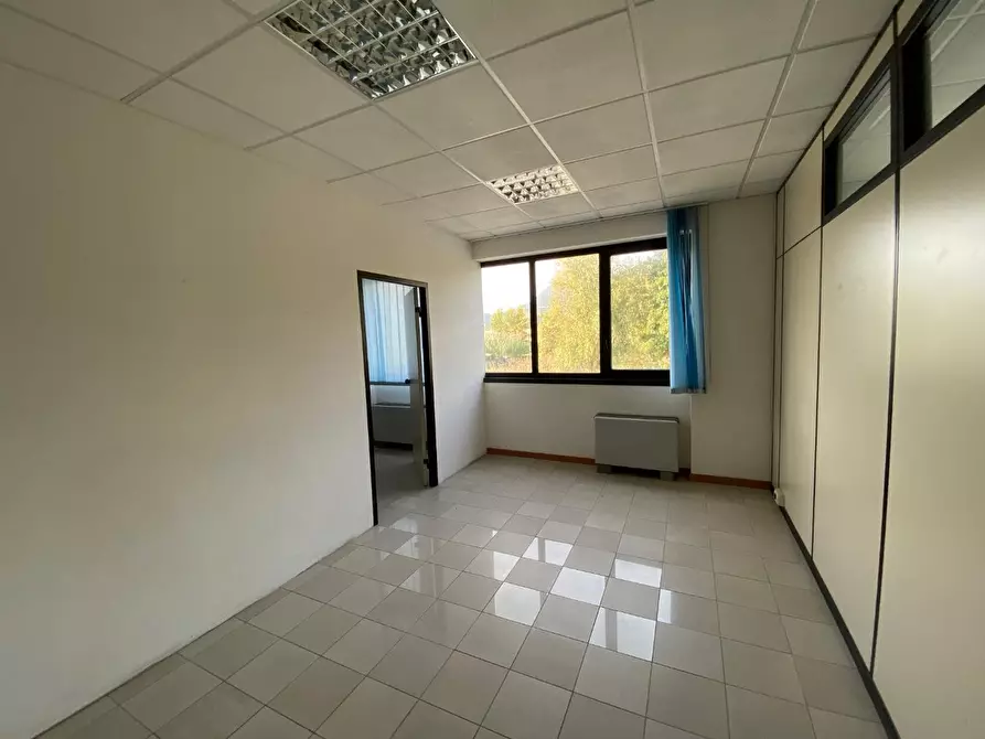 Immagine 2 di Ufficio in affitto  a Capannori
