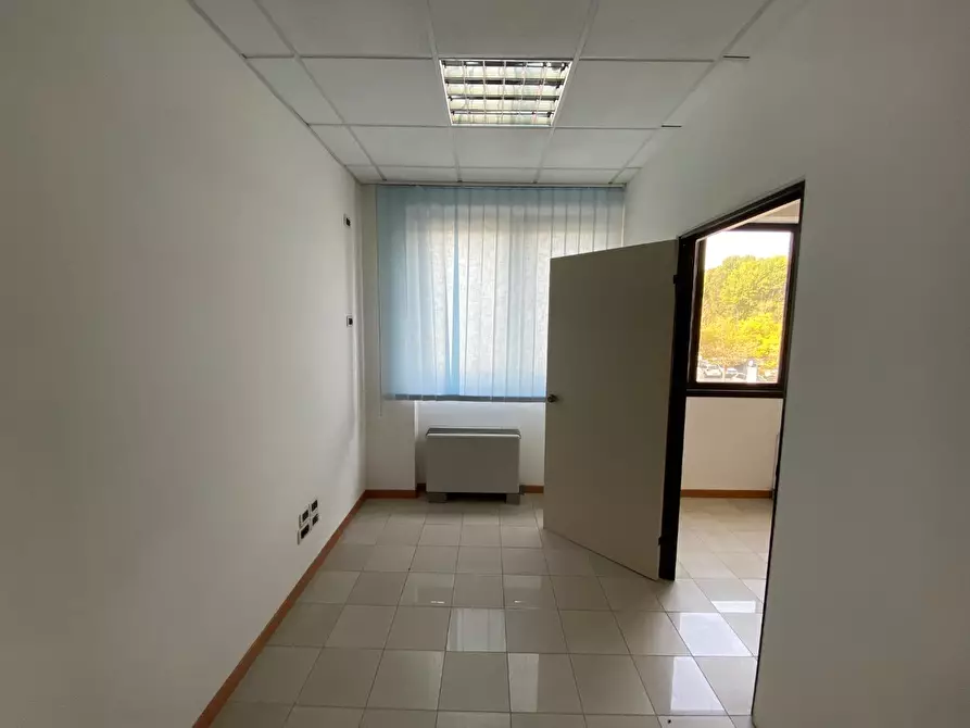 Immagine 3 di Ufficio in affitto  a Capannori