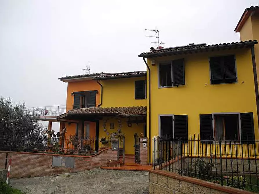Immagine 1 di Casa trifamiliare in vendita  a Cerreto Guidi