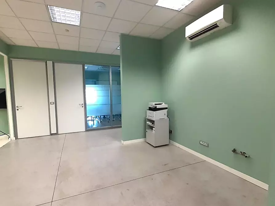 Immagine 11 di Ufficio in vendita  a Pontedera