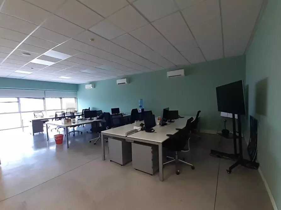 Immagine 19 di Ufficio in vendita  a Pontedera
