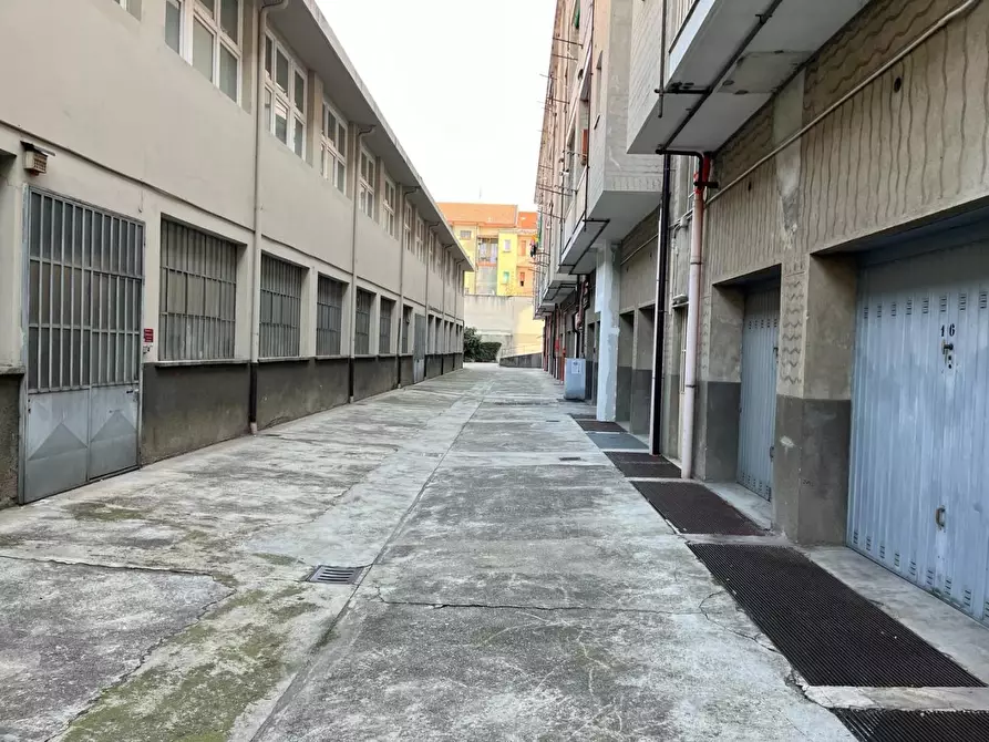 Immagine 1 di Magazzino in vendita  a Torino