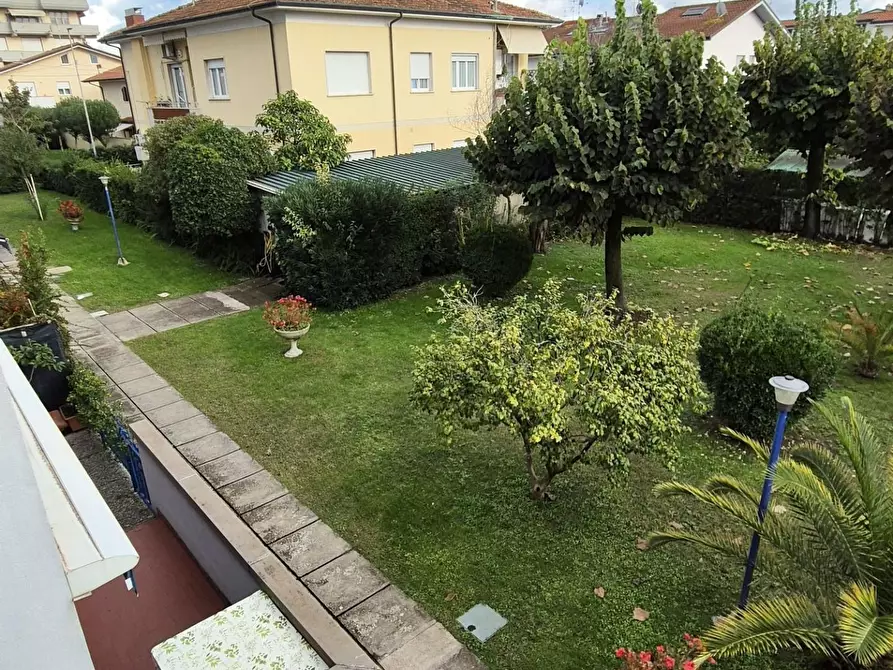 Immagine 68 di Appartamento in vendita  a Viareggio
