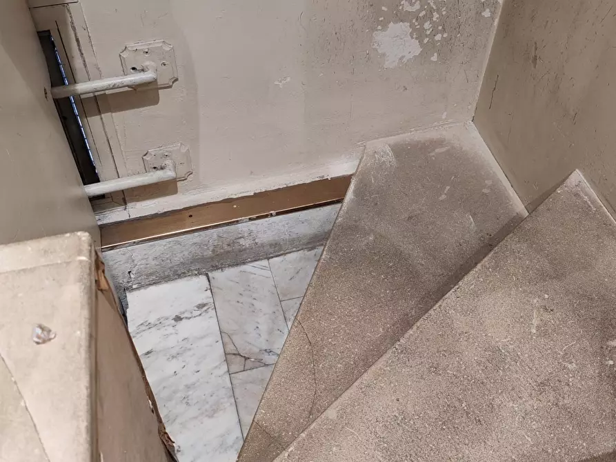 Immagine 2 di Locale commerciale in vendita  a Massa