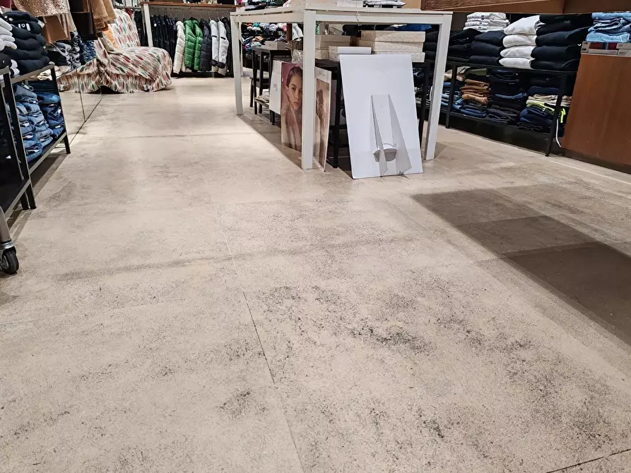 Immagine 1 di Locale commerciale in vendita  a Massa