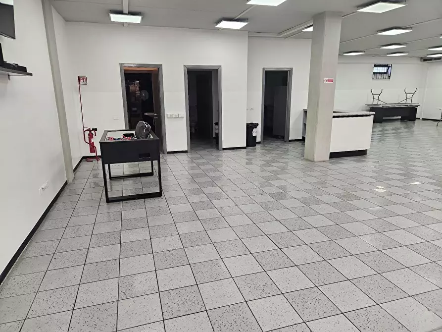 Immagine 21 di Negozio in affitto  a Lucca