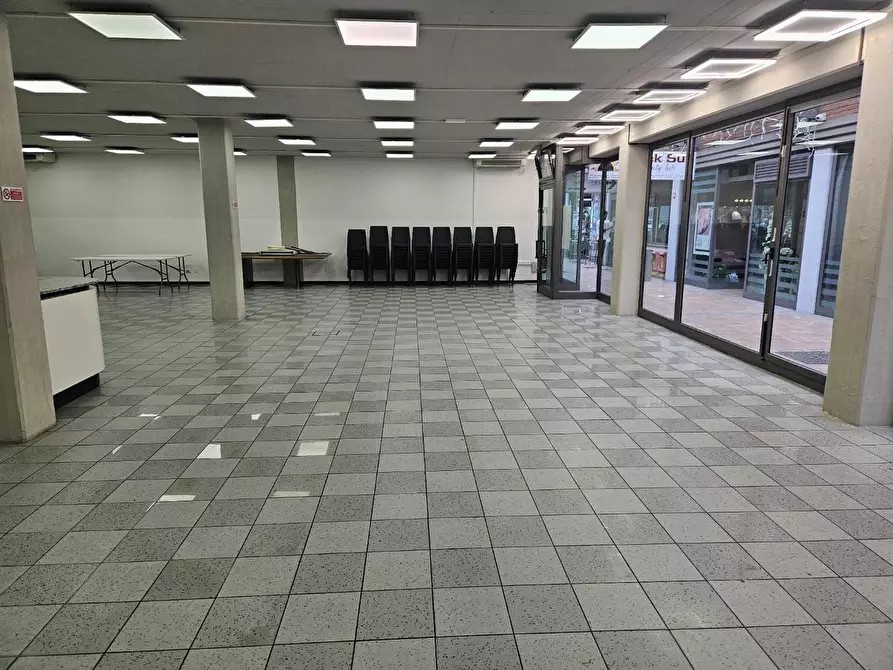 Immagine 20 di Negozio in affitto  a Lucca