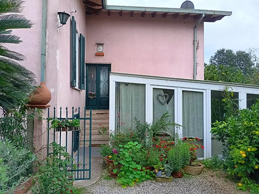 Immagine 2 di Casa indipendente in vendita  a Massa
