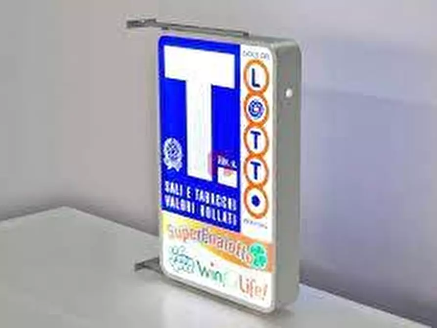 Immagine 2 di Attività commerciale in vendita  a Rosignano Marittimo