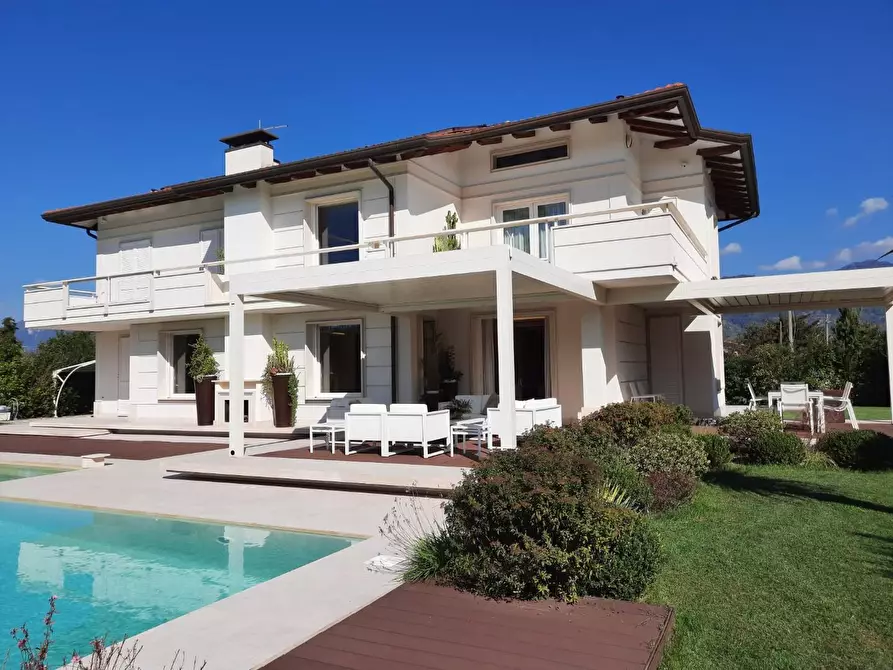 Immagine 1 di Villa in affitto  a Forte Dei Marmi