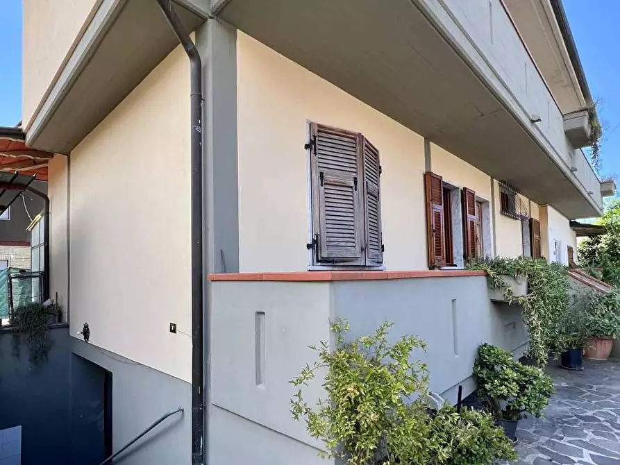 Immagine 2 di Casa bifamiliare in vendita  a Massa