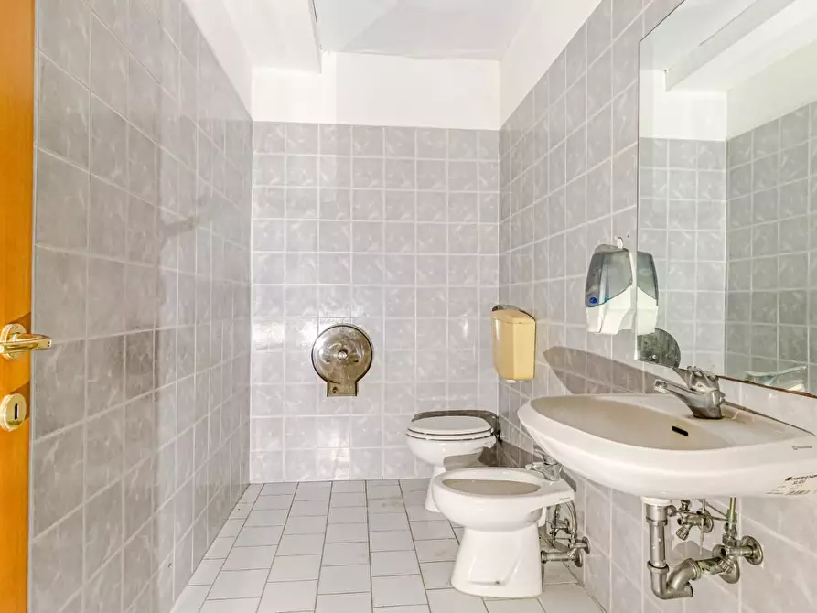 Immagine 16 di Ufficio in affitto  a Santa Croce Sull'arno