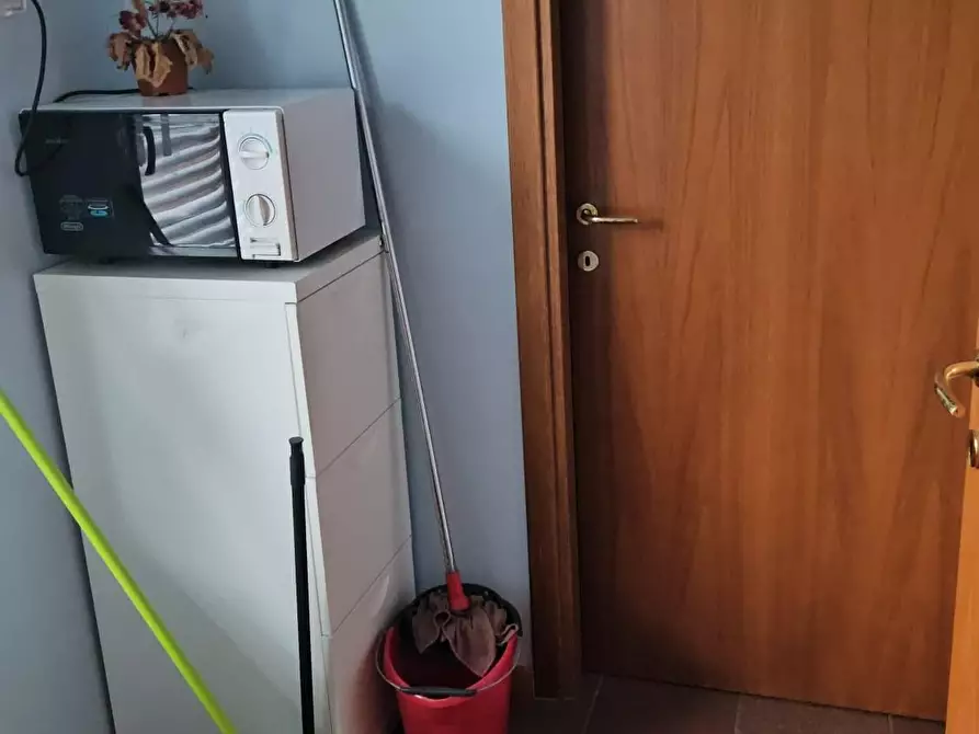 Immagine 8 di Ufficio in affitto  a Lucca