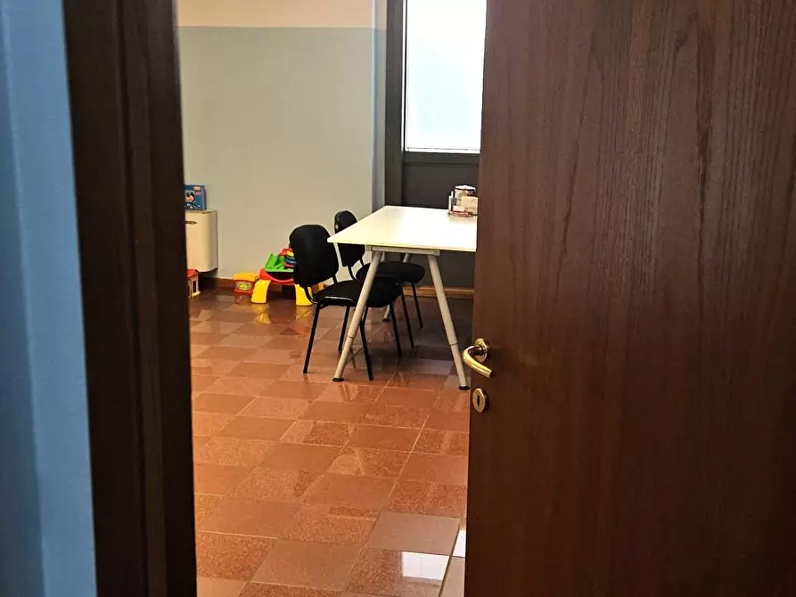 Immagine 3 di Ufficio in affitto  a Lucca