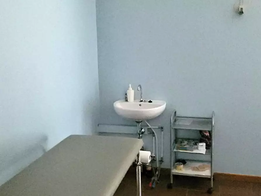 Immagine 13 di Ufficio in affitto  a Lucca