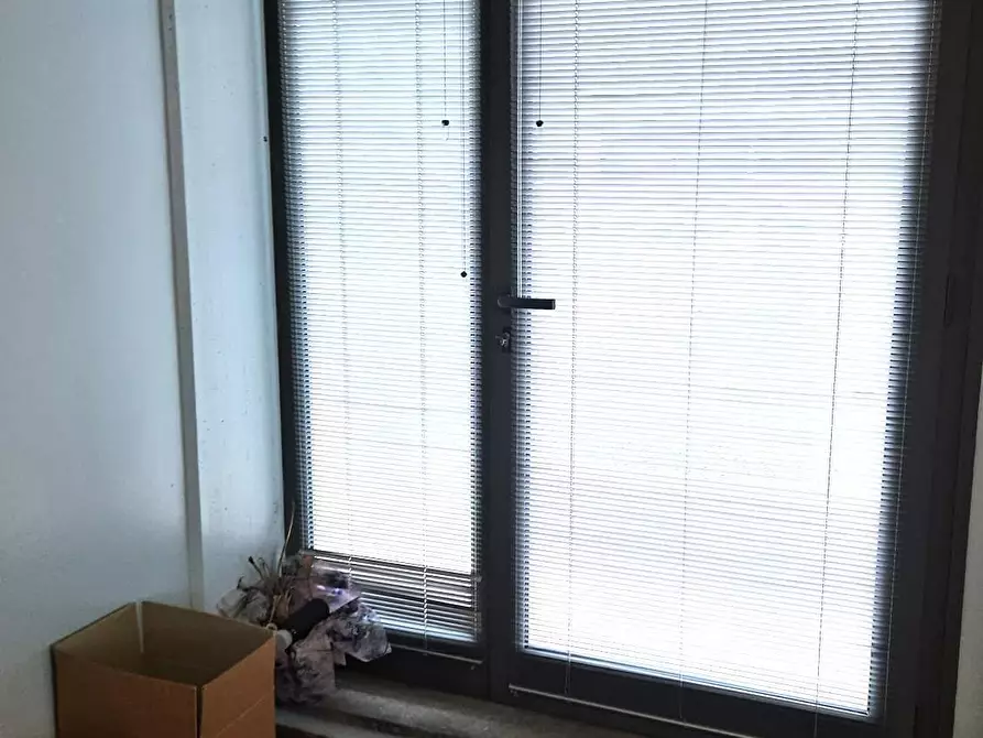 Immagine 20 di Ufficio in affitto  a Lucca