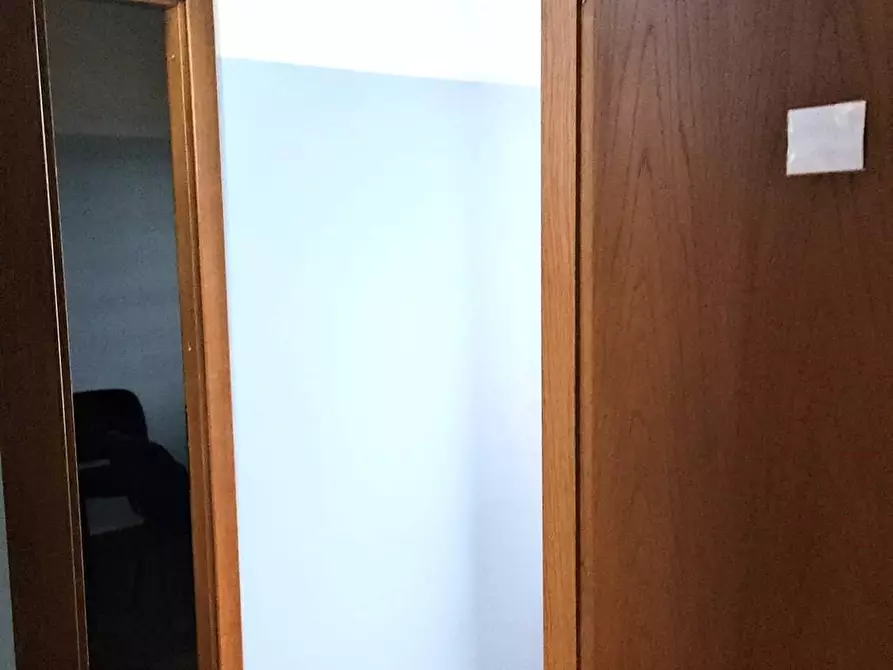 Immagine 15 di Ufficio in affitto  a Lucca