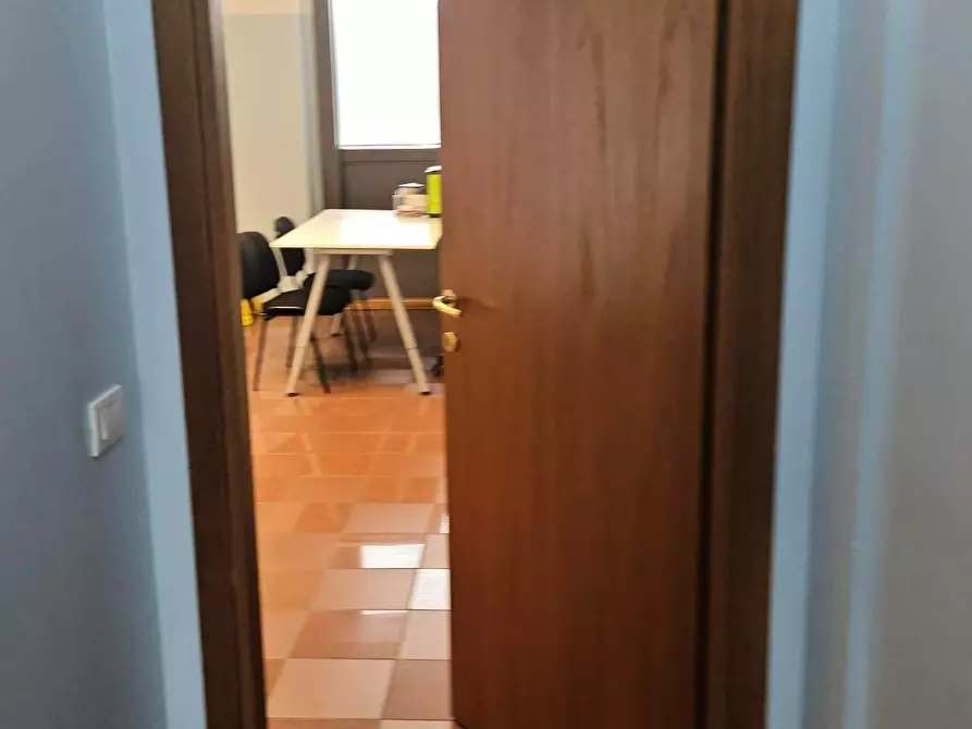 Immagine 5 di Ufficio in affitto  a Lucca