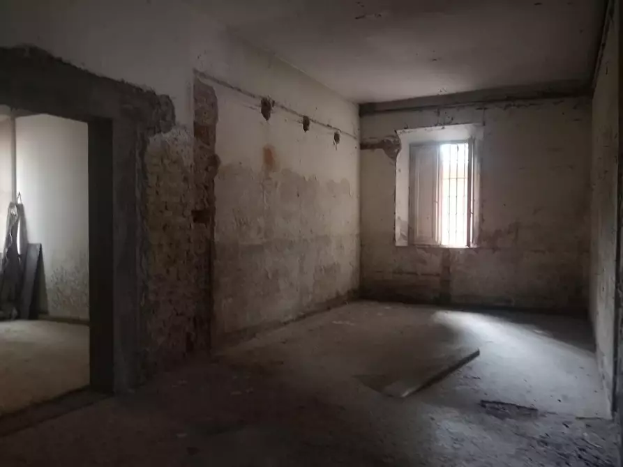 Immagine 17 di Locale commerciale in affitto  a Pontedera