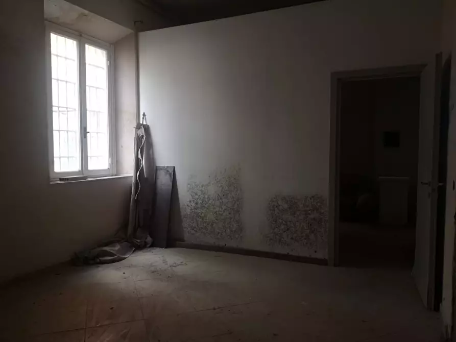 Immagine 11 di Locale commerciale in affitto  a Pontedera