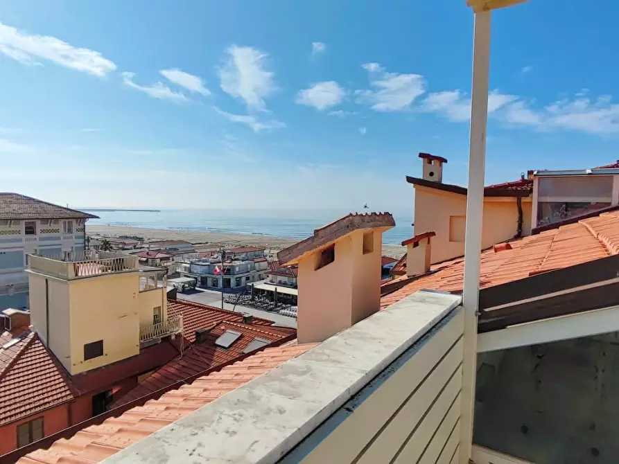 Immagine 2 di Mansarda in vendita  a Viareggio