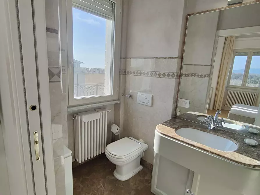 Immagine 17 di Mansarda in vendita  a Viareggio