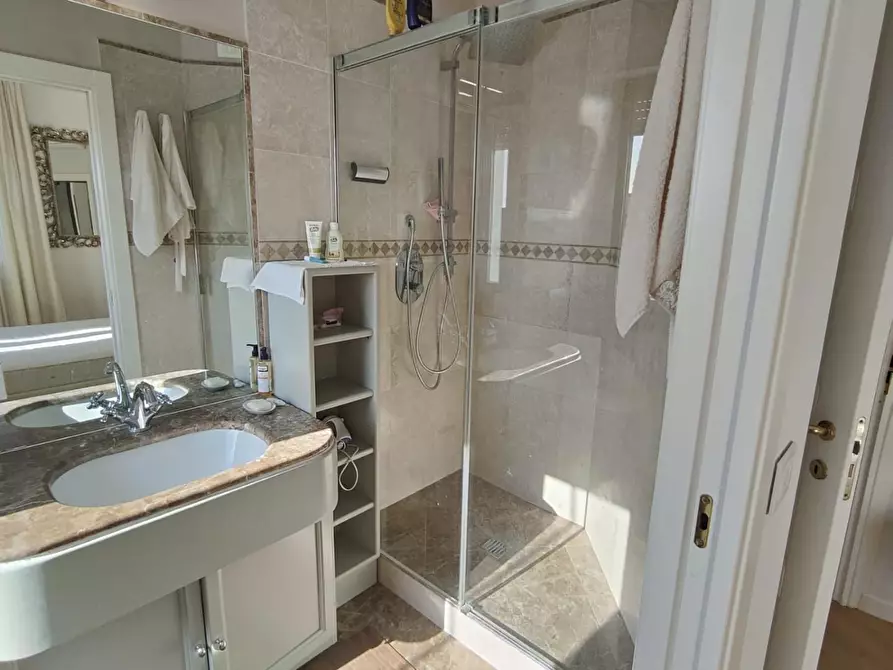 Immagine 21 di Mansarda in vendita  a Viareggio