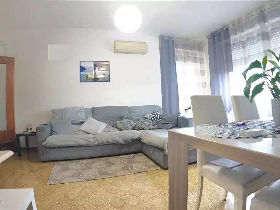 Immagine 2 di Appartamento in vendita  a Massa