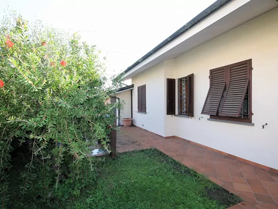 Immagine 7 di Villa in vendita  a Porcari