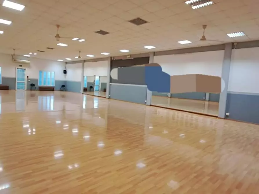 Immagine 2 di Capannone industriale in vendita  a Livorno