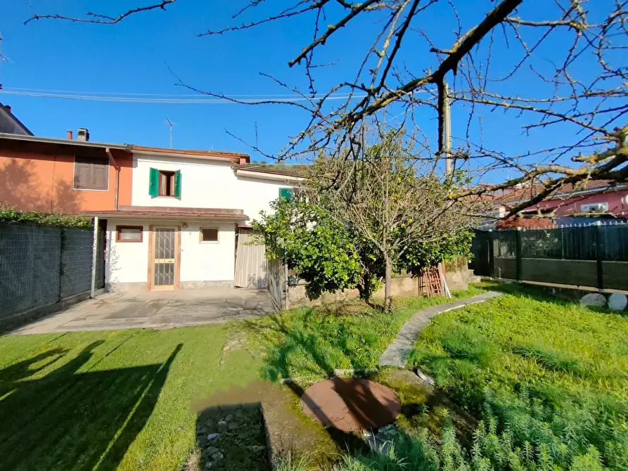 Immagine 11 di Porzione di casa in vendita  a Massa