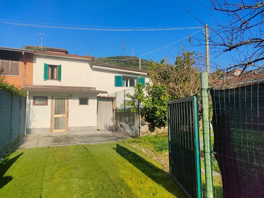 Immagine 12 di Porzione di casa in vendita  a Massa