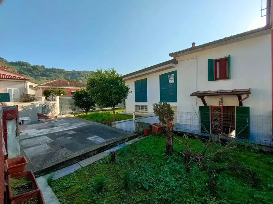 Immagine 4 di Porzione di casa in vendita  a Massa