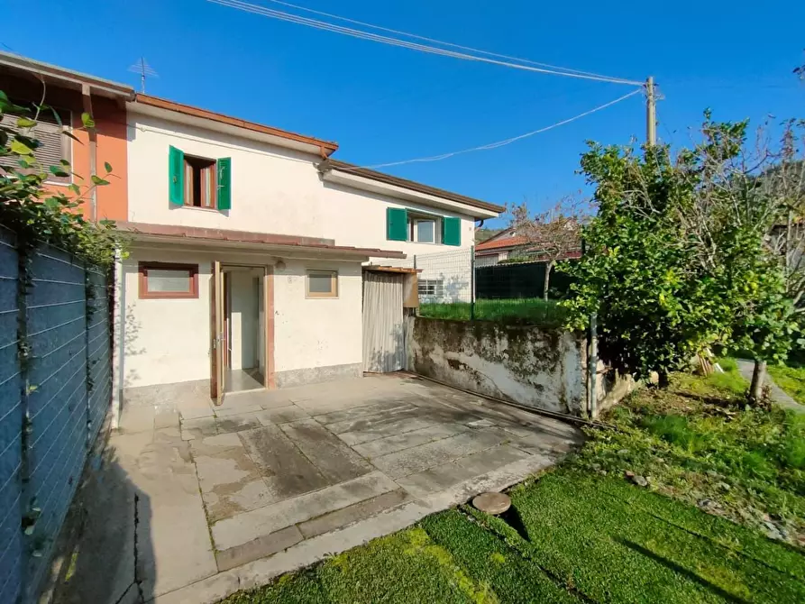 Immagine 13 di Porzione di casa in vendita  a Massa