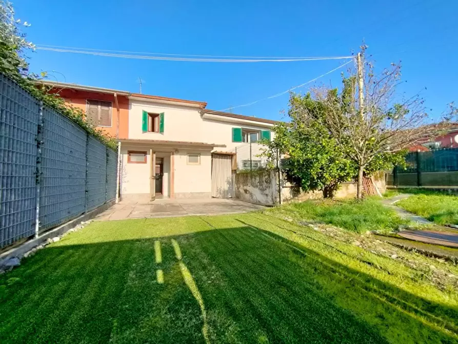 Immagine 2 di Porzione di casa in vendita  a Massa