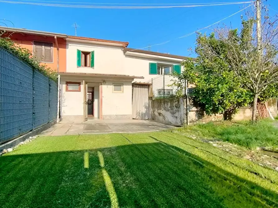Immagine 19 di Porzione di casa in vendita  a Massa
