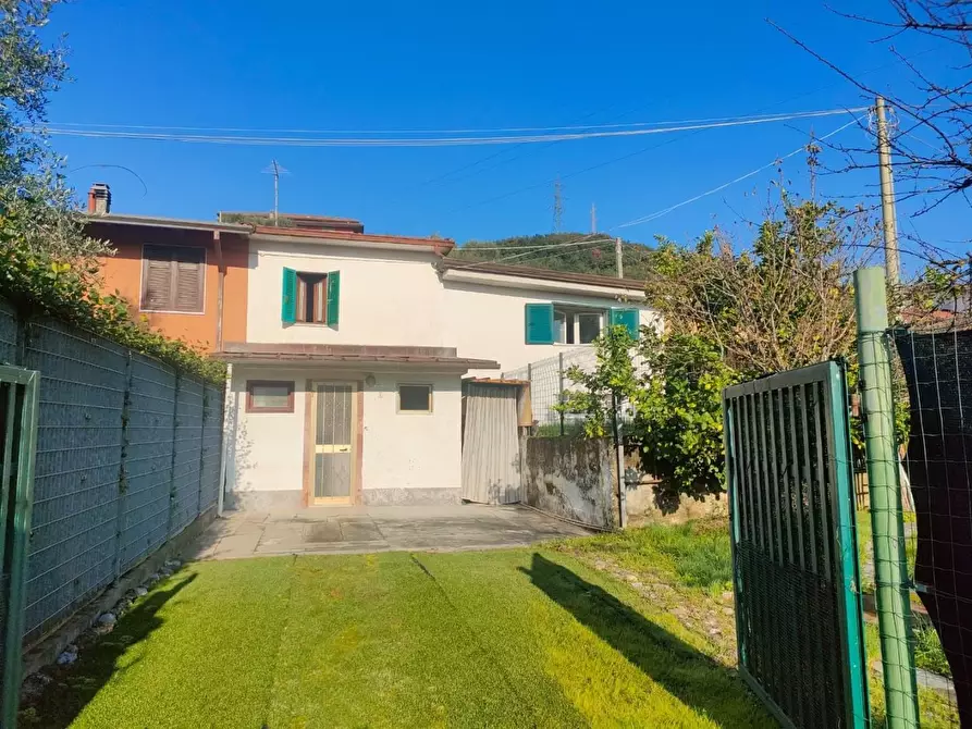 Immagine 16 di Porzione di casa in vendita  a Massa