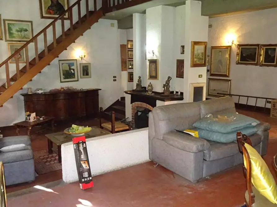 Immagine 4 di Villa in vendita  a Cascina