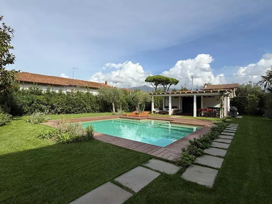 Immagine 1 di Villa in affitto  a Forte Dei Marmi